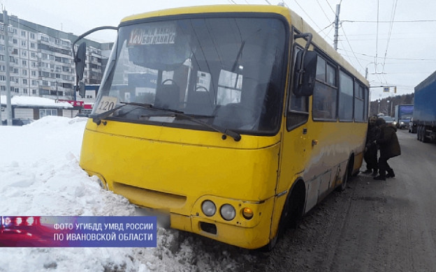 В Иванове госпитализировали пассажирку автобуса, наехавшего на сугроб